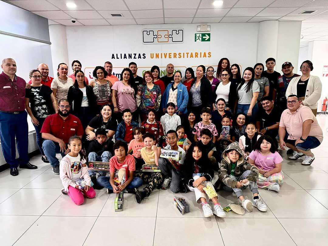 studiantes, docentes y administrativos participan de proyectos para la donación de juguetes