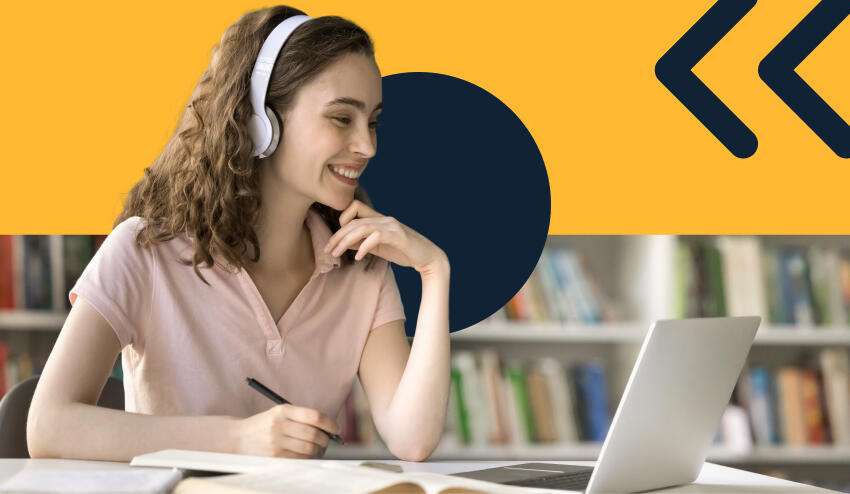 ​Estudiante universitario organizando su tiempo de estudio con agenda y computadora​ 